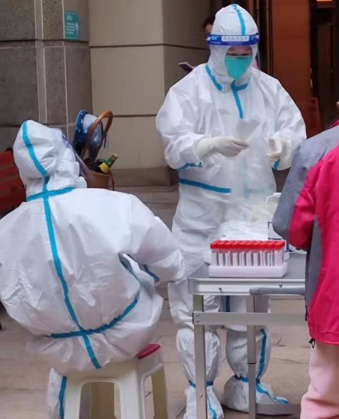 重慶市國資委黨員張敏報名參加志愿服務，開展維持秩序、信息采集等工作。重慶市國資委供圖