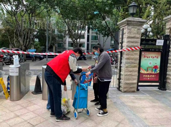 慶鈴集團發(fā)動機公司黨員張龍博協(xié)助居民運送物資。慶鈴集團供圖