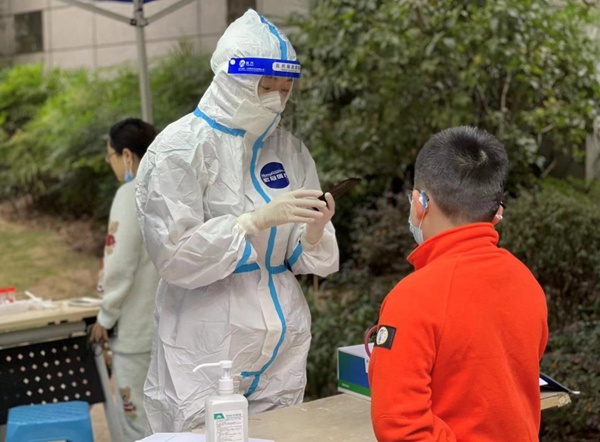 重慶化醫(yī)集團重慶醫(yī)藥黨員李姝媚在社區(qū)開展核酸檢測信息采集工作。重慶化醫(yī)集團供圖