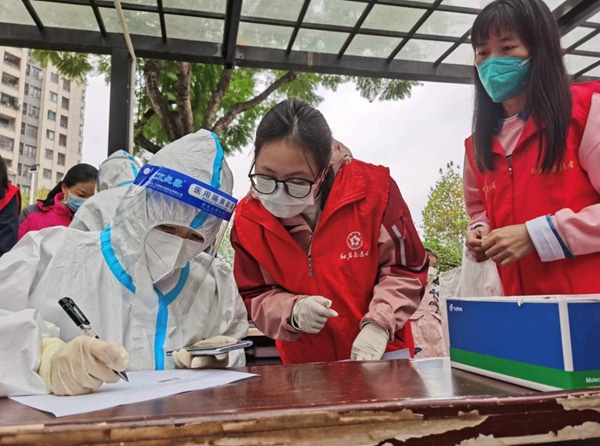 重慶建工住建公司黨員楊霞參與核酸檢測信息采集工作。重慶建工住建公司供圖