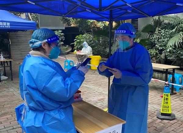 數(shù)字重慶公司黨員陳玫參與社區(qū)核酸檢測信息采集工作。數(shù)字重慶公司供圖