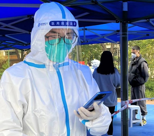 重慶水投集團黨員李春龍響應號召參與核酸檢測信息采集工作。重慶水投集團供圖