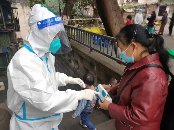 重慶燃氣集團江北分公司黨員龍沙向居民講解抗原檢測試劑的操作方法。馬久虎攝