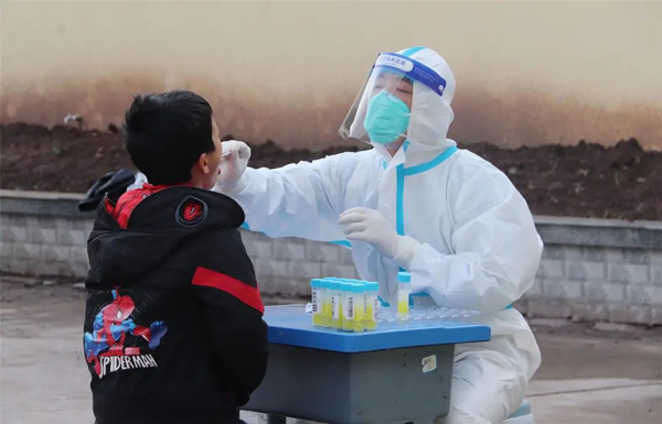 為學生進行核酸檢測。劉婷攝