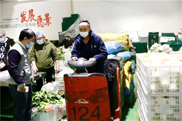 向安倫在駕駛叉車運送物資。重慶百貨供圖