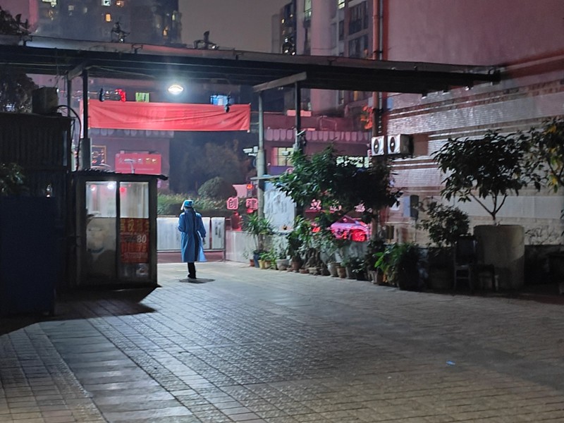 結(jié)束了一天戰(zhàn)疫志愿服務(wù)活動(dòng)，賴?yán)驕?zhǔn)備回家。 受訪者供圖 