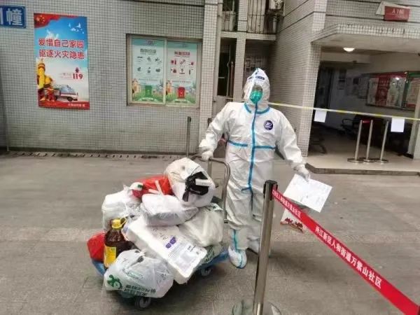 兩江新區(qū)人和街道萬紫山社區(qū)100多位志愿者與各路防疫力量一道守護(hù)著社區(qū)7000多人的健康綠，圖為志愿者為居民們搬運(yùn)物資。兩江新區(qū)人和街道萬紫山社區(qū)供圖