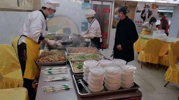 準(zhǔn)備愛心午餐。受訪者供圖