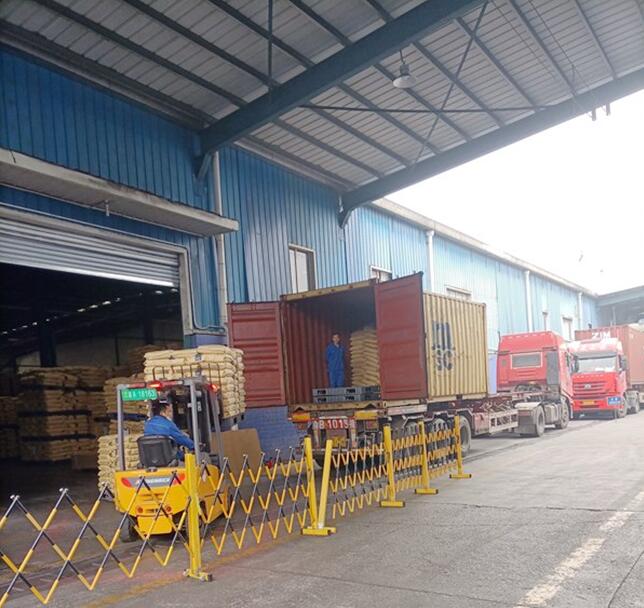 疫情期間，重輪太平洋物流公司車隊(duì)作好物資轉(zhuǎn)運(yùn)工作。重輪公司供圖