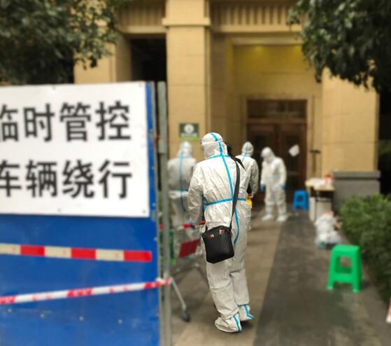 康橋融府防疫支援隊進(jìn)入隔離區(qū)送生活物資。康田智慧服務(wù)供圖