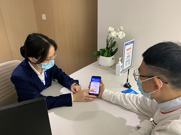 為市民講解優(yōu)惠政策。重慶富民銀行供圖