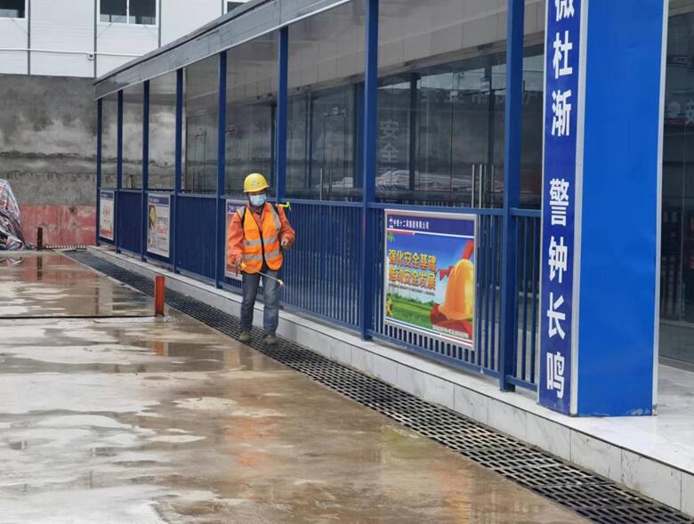 施工現(xiàn)場消殺。重慶軌道集團供圖