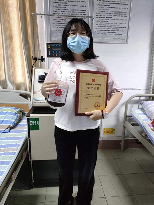小麗手捧捐獻(xiàn)造血干細(xì)胞榮譽(yù)證書。西南大學(xué)供圖
