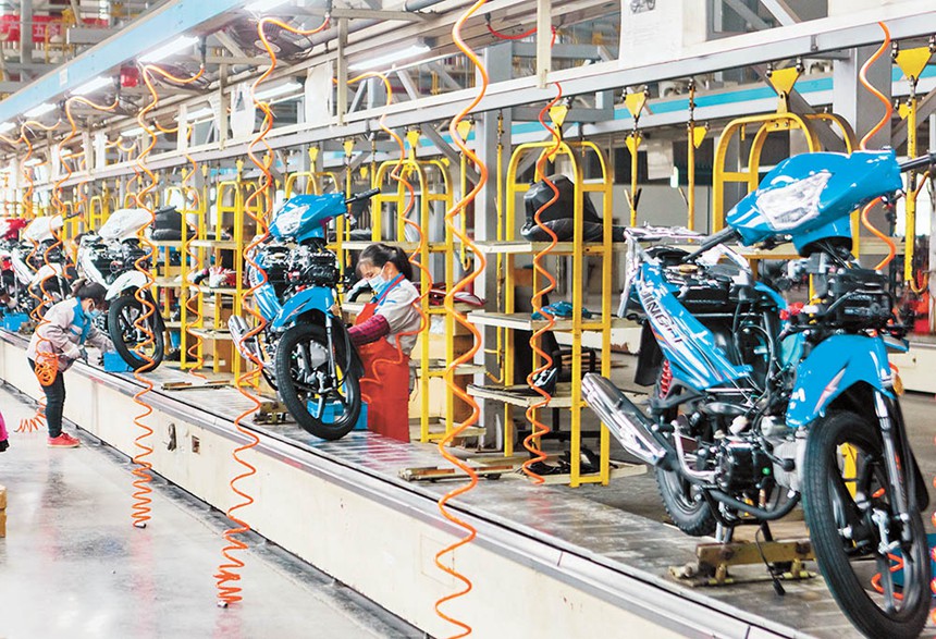 11月17日，大足高新區(qū)重慶大隆宇豐摩托車制造有限公司一手抓防疫、一手抓生產(chǎn)，工人正在在組裝摩托車。特約攝影 瞿波/視覺重慶