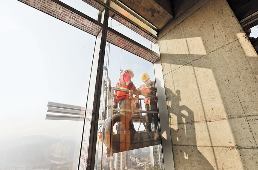 11月19日，市級重點項目重慶悅來中心(會展總部基地)項目工地，中建八局在閉環(huán)管理下，保證項目有序推進。圖為技術工人在進行裝修施工。記者 羅斌 攝/視覺重慶