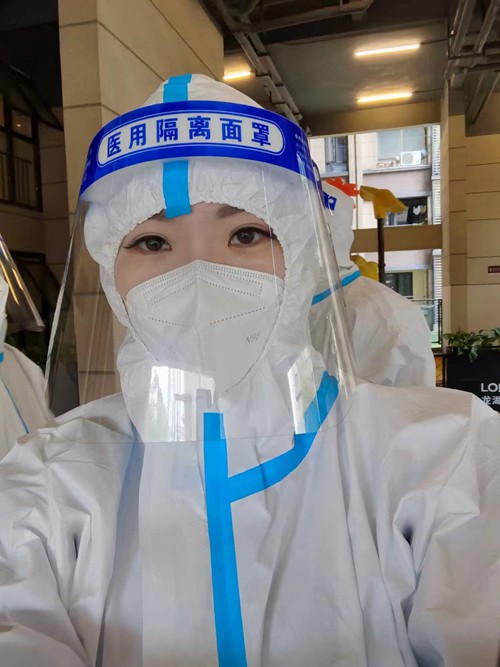 李伽穿上防護(hù)服準(zhǔn)備開始工作。