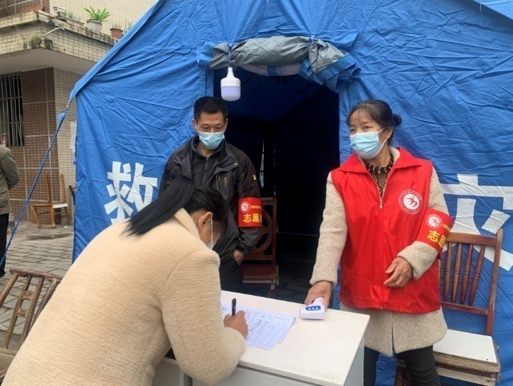 站前廣場小區(qū)門口，正在值守的志愿者。