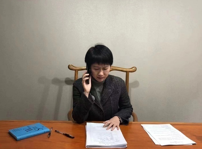 胥麗正在接聽求助電話。