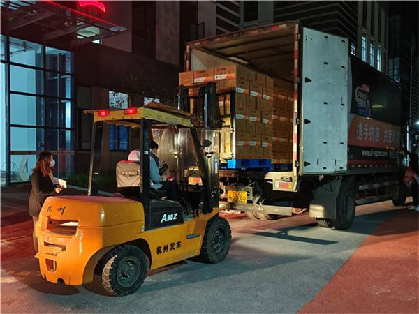 工作人員正在將保供物資裝車。重慶市農(nóng)產(chǎn)品加工業(yè)協(xié)會(huì)供圖