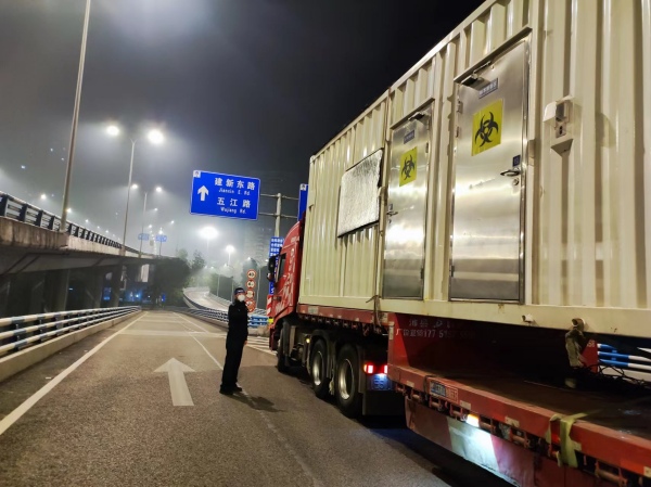 超高受阻的掛車。江北區(qū)公安分局供圖