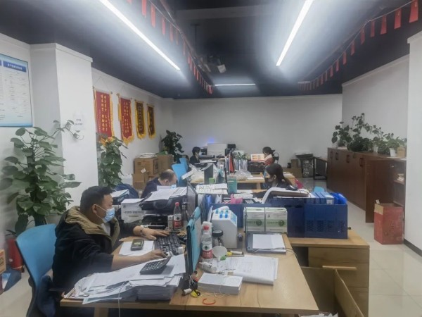 后勤人員執(zhí)行封閉值守和24小時值班制度，晝夜不歇、開足馬力。