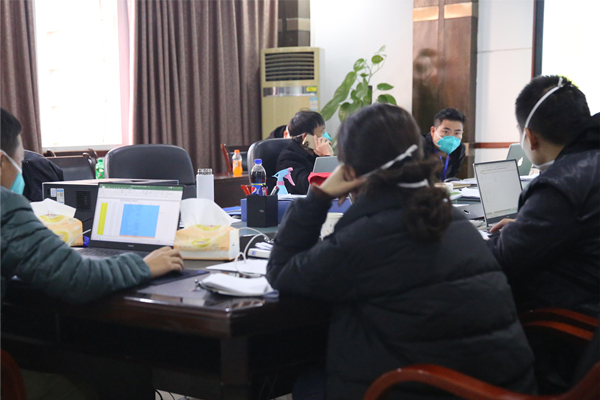 鐵山坪街道疫情指揮部24小時(shí)值班。馮良攝