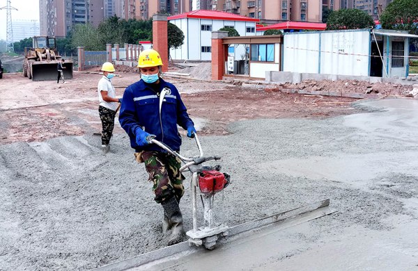 渝長(zhǎng)復(fù)線工人正在硬化道路。重慶建工集團(tuán)供圖