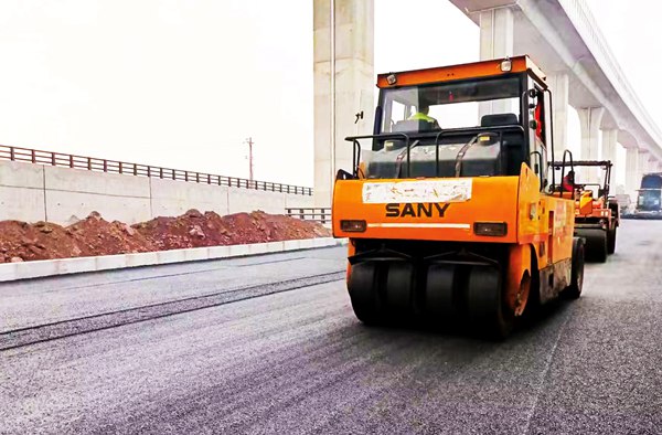 兩江大道項(xiàng)目實(shí)施平整路面。重慶建工集團(tuán)供圖