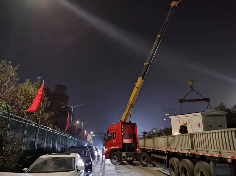 施工現(xiàn)場電力工人正在吊裝設(shè)備。向江微攝