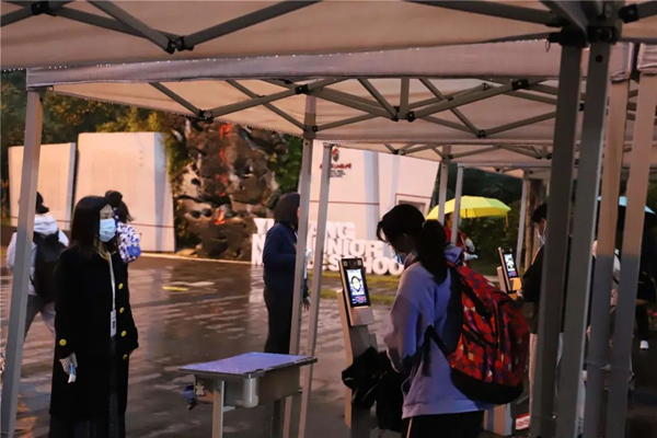 云陽(yáng)縣第三初級(jí)中學(xué)電子測(cè)溫通道保障學(xué)生安全。譚啟云攝