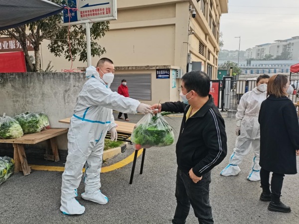 物業(yè)工作人員向居民發(fā)放蔬菜包?？蹬d路社區(qū)供圖