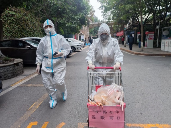 黨員志愿者為轄區(qū)特殊群體上門送物資?？蹬d路社區(qū)供圖