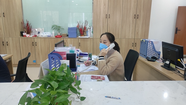 周麗正在接群眾來電。重慶市婦聯(lián)供圖