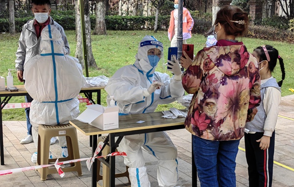 梁渝變身“大白”，正在錄入居民信息。重慶市婦聯(lián)供圖