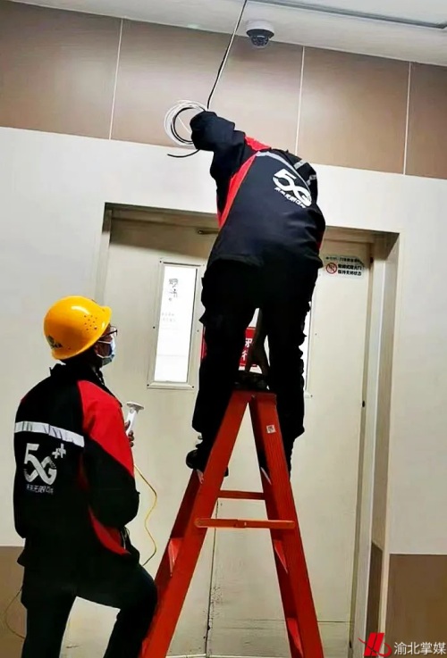 移動渝北分公司到國博中心方艙醫(yī)院維護網(wǎng)絡建設(shè)。