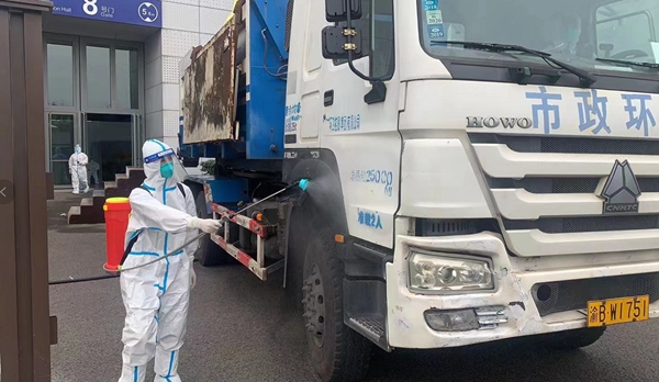 悅來方艙醫(yī)院工作人員正在對醫(yī)廢轉(zhuǎn)運車輛消毒。重慶市生態(tài)環(huán)境局供圖