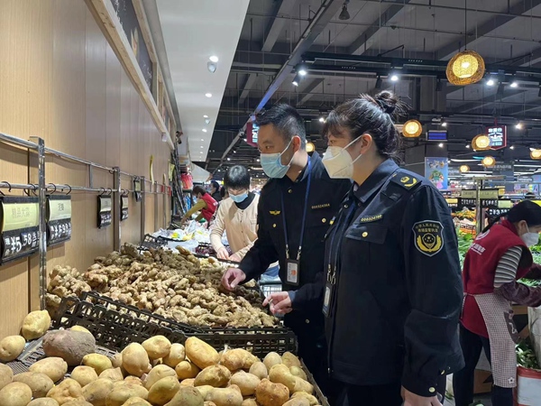 江津區(qū)市場監(jiān)管局工作專班檢查農(nóng)貿(mào)市場、超市、藥店、糧油果蔬經(jīng)營門店等市場主體。江津區(qū)市場監(jiān)管局供圖