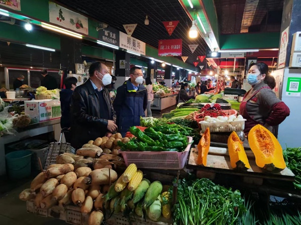 江津區(qū)市場監(jiān)管局組建工作專班深入市場開展執(zhí)法檢查。江津區(qū)市場監(jiān)管局供圖
