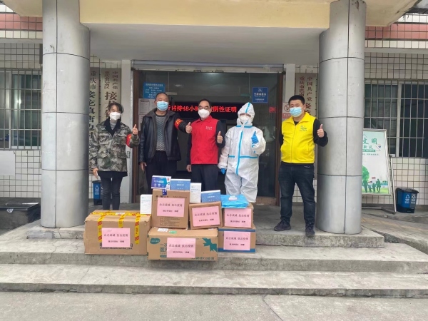 巴南區(qū)接龍供銷社向鎮(zhèn)政府捐贈防疫物資。巴南區(qū)供銷社供圖
