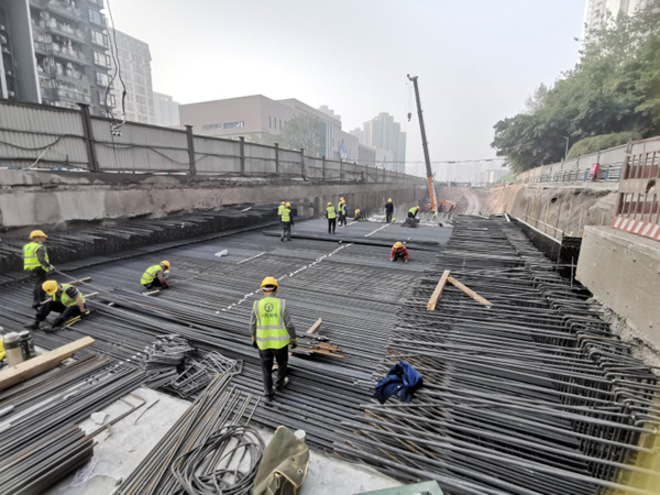 五臺(tái)山立交至雙山隧道段改造工程，工人正在綁扎鋼筋。中冶建工集團(tuán)供圖