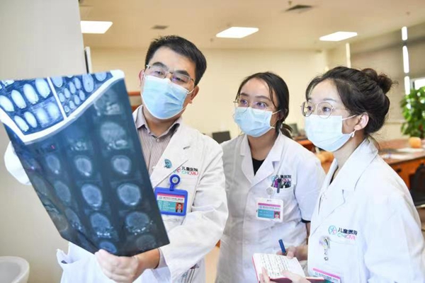 李祿生與團(tuán)隊(duì)商討患兒治療方案。鄒樂(lè)攝