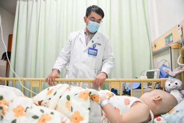 李祿生為患兒查房。鄒樂(lè)攝