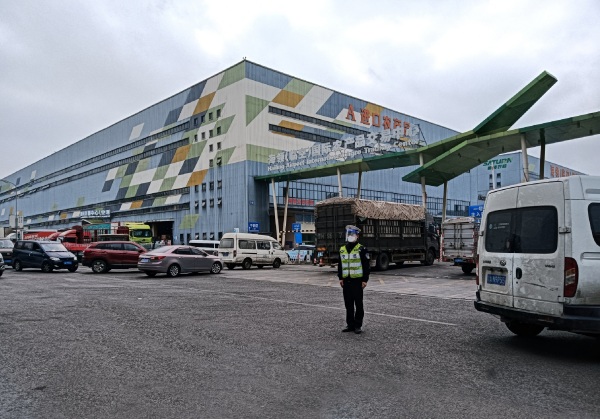 民警在海領(lǐng)農(nóng)貿(mào)市場(chǎng)值守，確保道路暢通。渝北區(qū)公安分局供圖