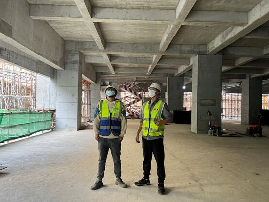 重慶設(shè)計(jì)集團(tuán)市設(shè)計(jì)院陳星（右）在重醫(yī)附一院醫(yī)療第二綜合樓EPC項(xiàng)目現(xiàn)場。重慶設(shè)計(jì)集團(tuán)供圖