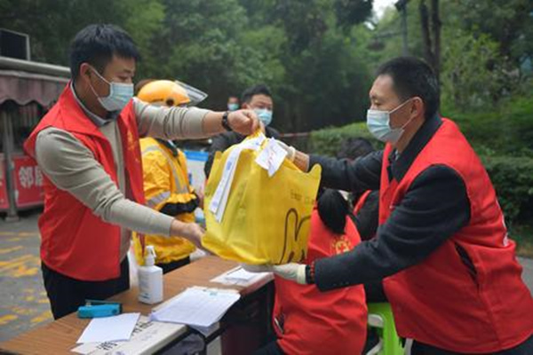 志愿者們通力協(xié)作，將登記好的物資進(jìn)行分揀、配送。李芳攝