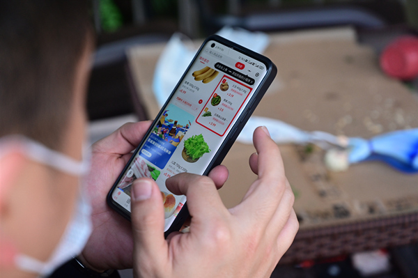 江津區(qū)居民通過“江津區(qū)無接觸物資保供配送平臺”購買生活物資。江津區(qū)委宣傳部供圖