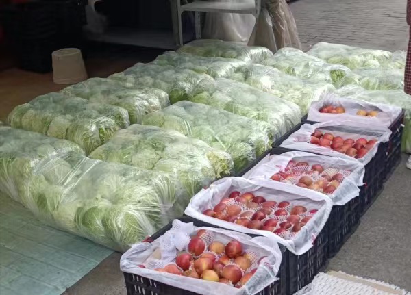 擺放整齊的愛(ài)心蔬果。雙鳳橋街道供圖