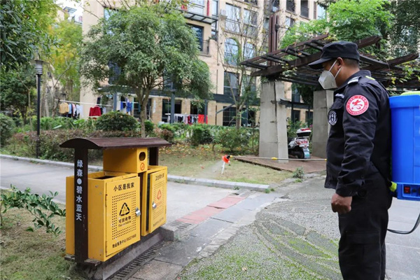 物業(yè)志愿者對小區(qū)進行消毒。劉婷攝