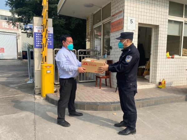 花溪派出所民警王剛為企業(yè)送醫(yī)用口罩。巴南區(qū)公安分局供圖