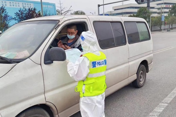 青山派出所民警查驗入園車輛。巴南區(qū)公安分局供圖